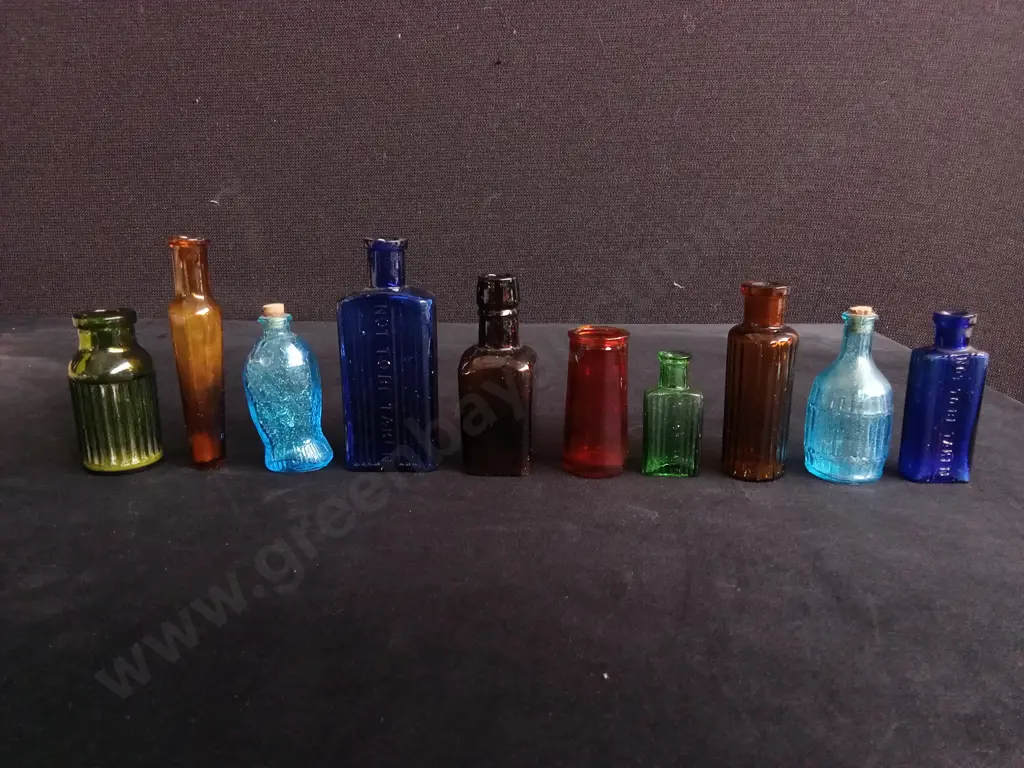 LOT OF 10 ANTIQUE SMALL GLASS BOTTLES, INCLUDING CHEMIST,  COLOURED POISON AND CHEMIST Image 1++
