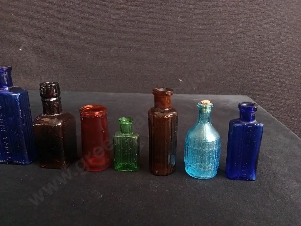 LOT OF 10 ANTIQUE SMALL GLASS BOTTLES, INCLUDING CHEMIST,  COLOURED POISON AND CHEMIST Image 1++