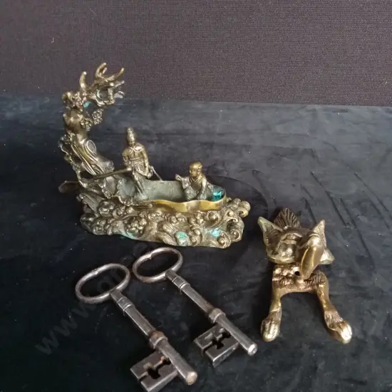 4 DECORATIVE ITEMS