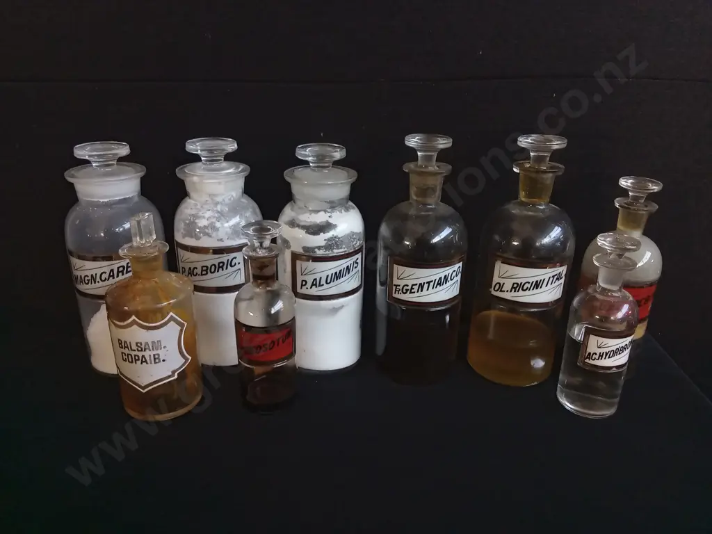 COLLECTION OF VINTAGE GLASS APOTHECARY BOTTLES Image 1++