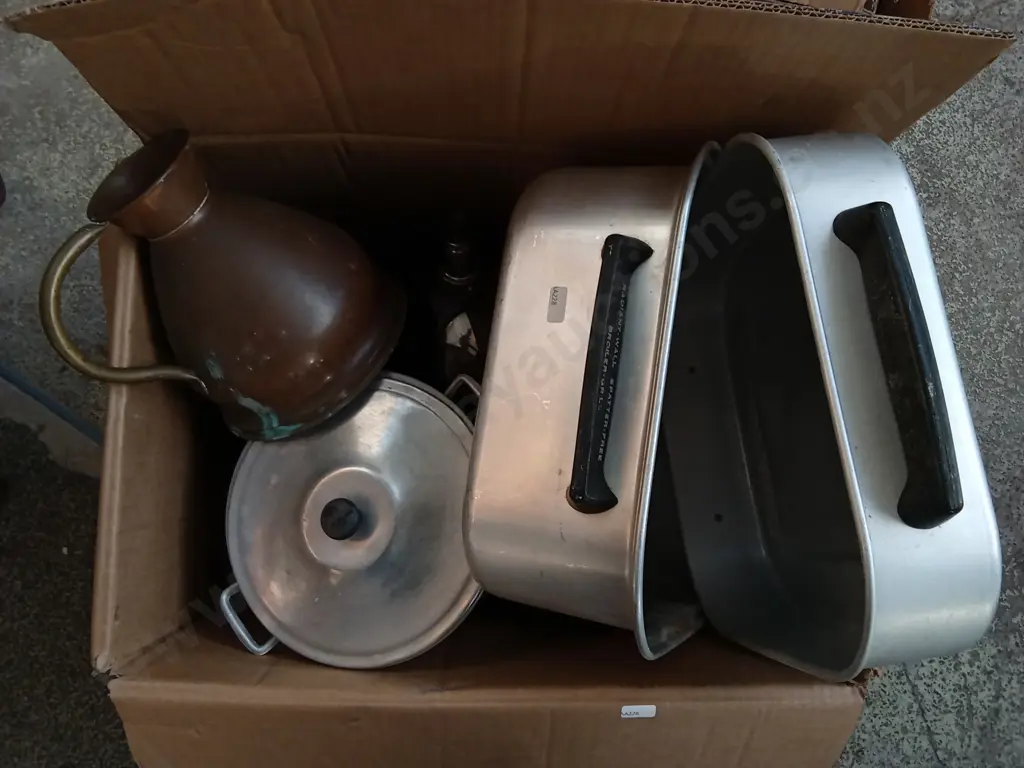 BOX LOT OF KITCHENWARE Image 1++