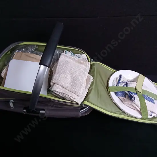 PICNIC SET, INCLUDING DINNERWARE AND PICNIC BLANKET