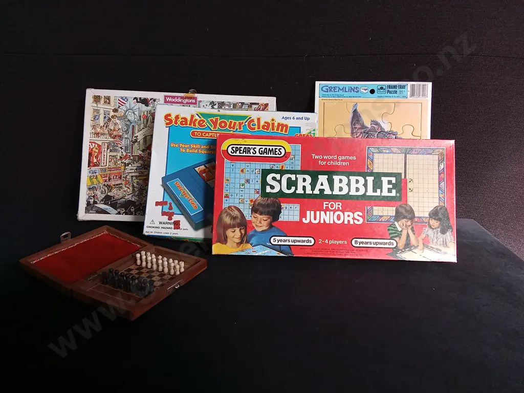 5 PIECES VINTAGE GAMES, INCLUDING SCRABBLE AND GREMLINS PUZZLE Image 1++