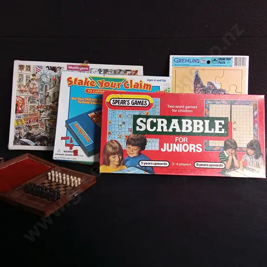 5 PIECES VINTAGE GAMES, INCLUDING SCRABBLE AND GREMLINS PUZZLE