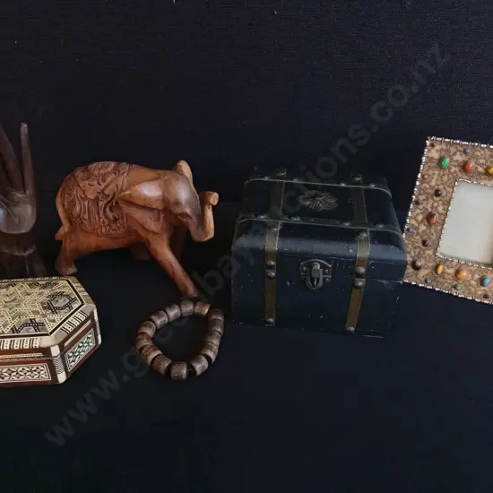 6 PIECES MIX OF DECOR