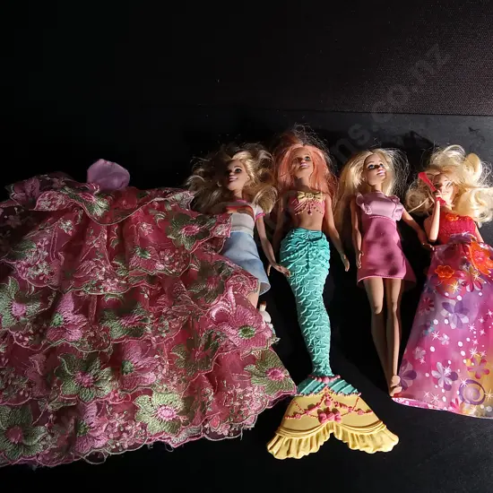 5 PIECES BARBIES AND BARBIE DRESS