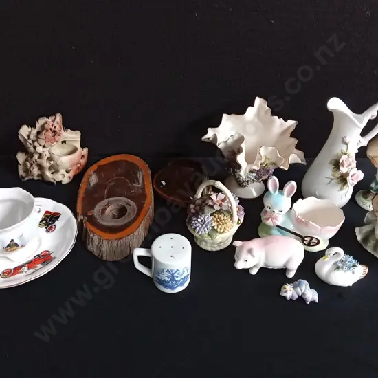 MIX OF DECORATIVE ITEMS