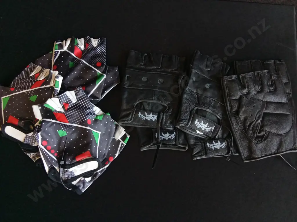 6 PAIRS OF FINGERLESS GLOVES Image 1++