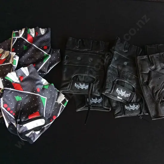 6 PAIRS OF FINGERLESS GLOVES