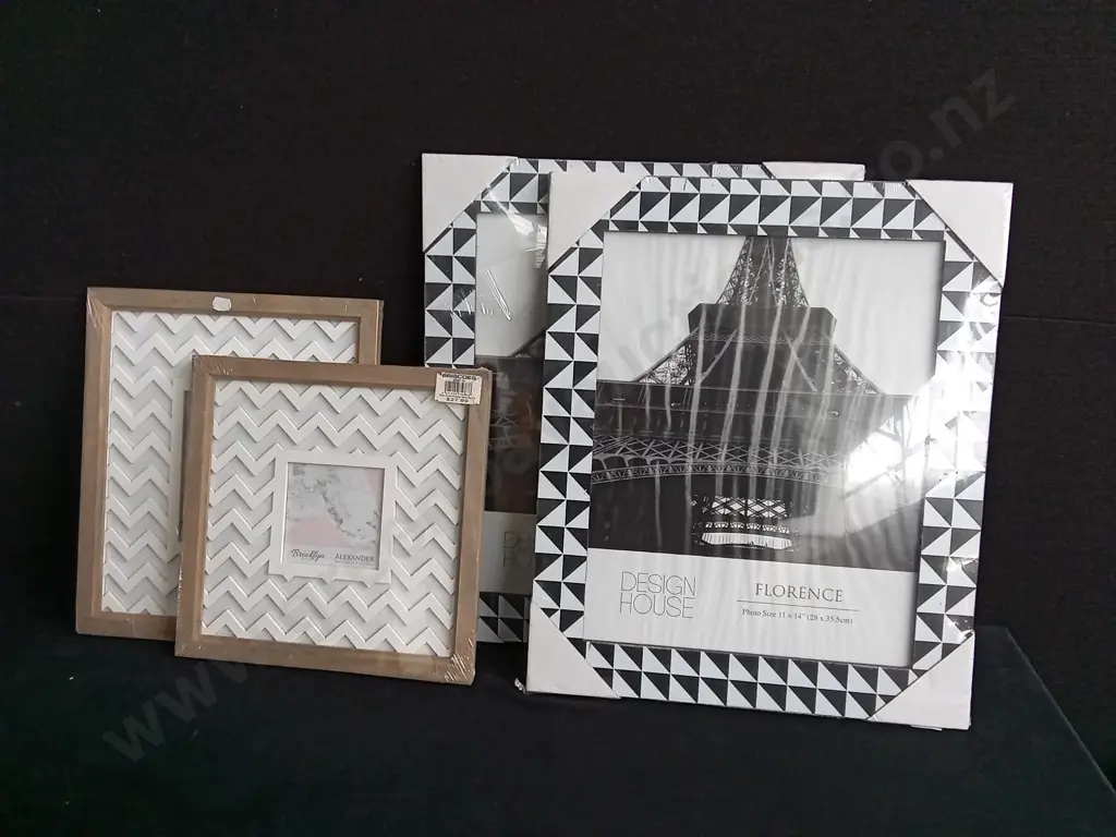 4 PIECES BRAND NEW FRAMES Image 1++