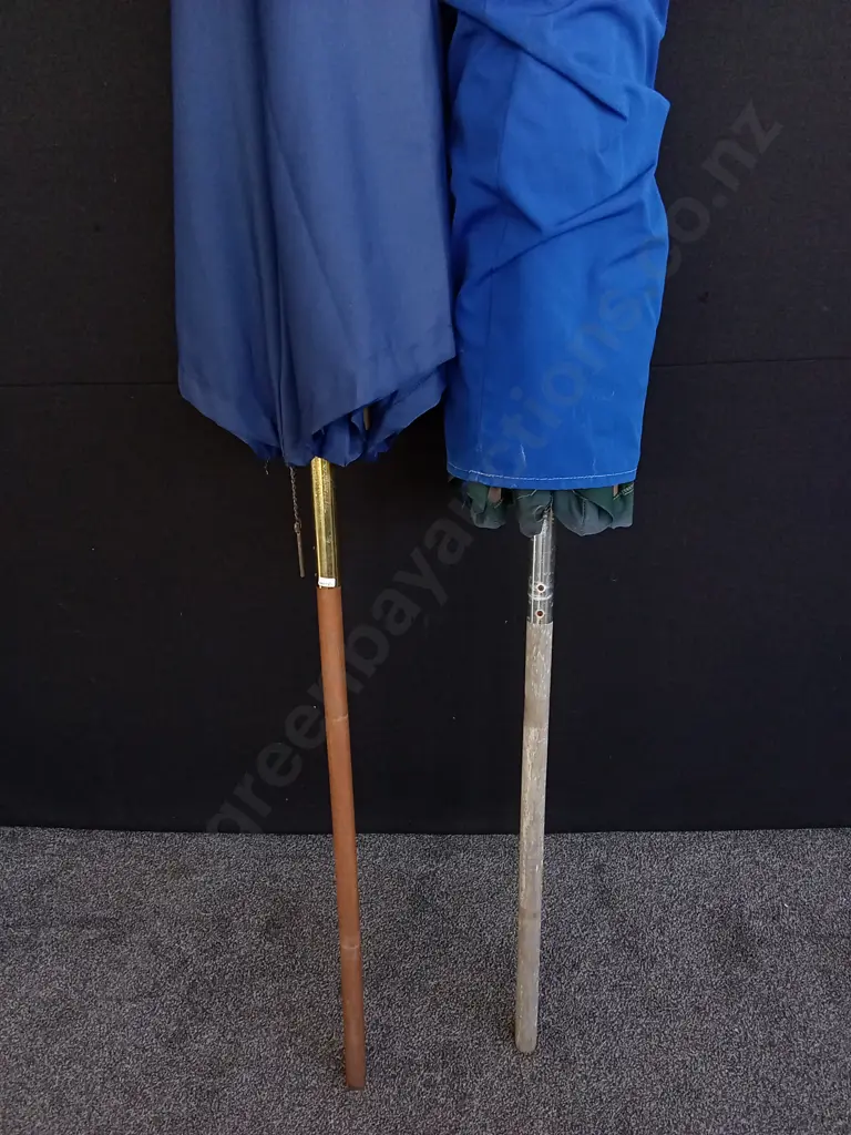 2 LARGE OUTDOOR UMBRELLAS Image 1++