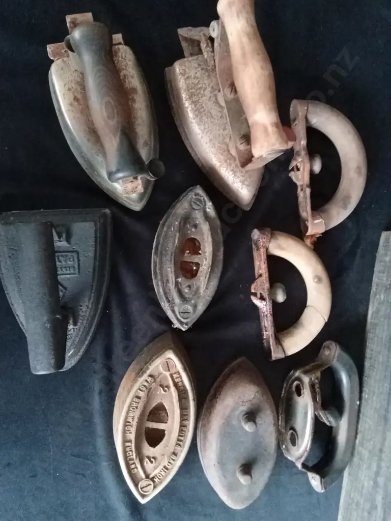 9 CAR IRON ITEMS IN A WOODEN BOX Image 1++
