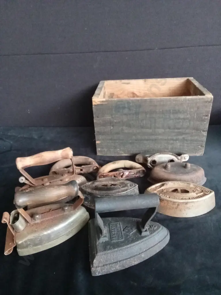 9 CAR IRON ITEMS IN A WOODEN BOX Image 1++