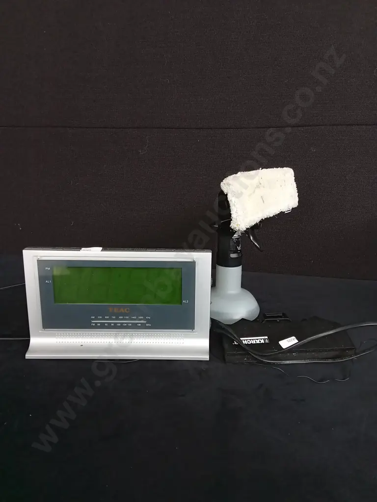 TEAC ALARM CLOCK AND WINDOW VACUUM SPRAY BOTTLE Image 1++