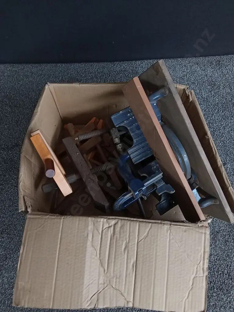 BOX OF VINTAGE WOODWORKING HAND TOOLS Image 1++