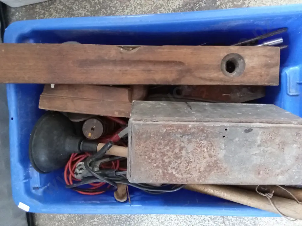 BOX OF ASSORTED TOOLS AND OTHER ITEMS Image 1++