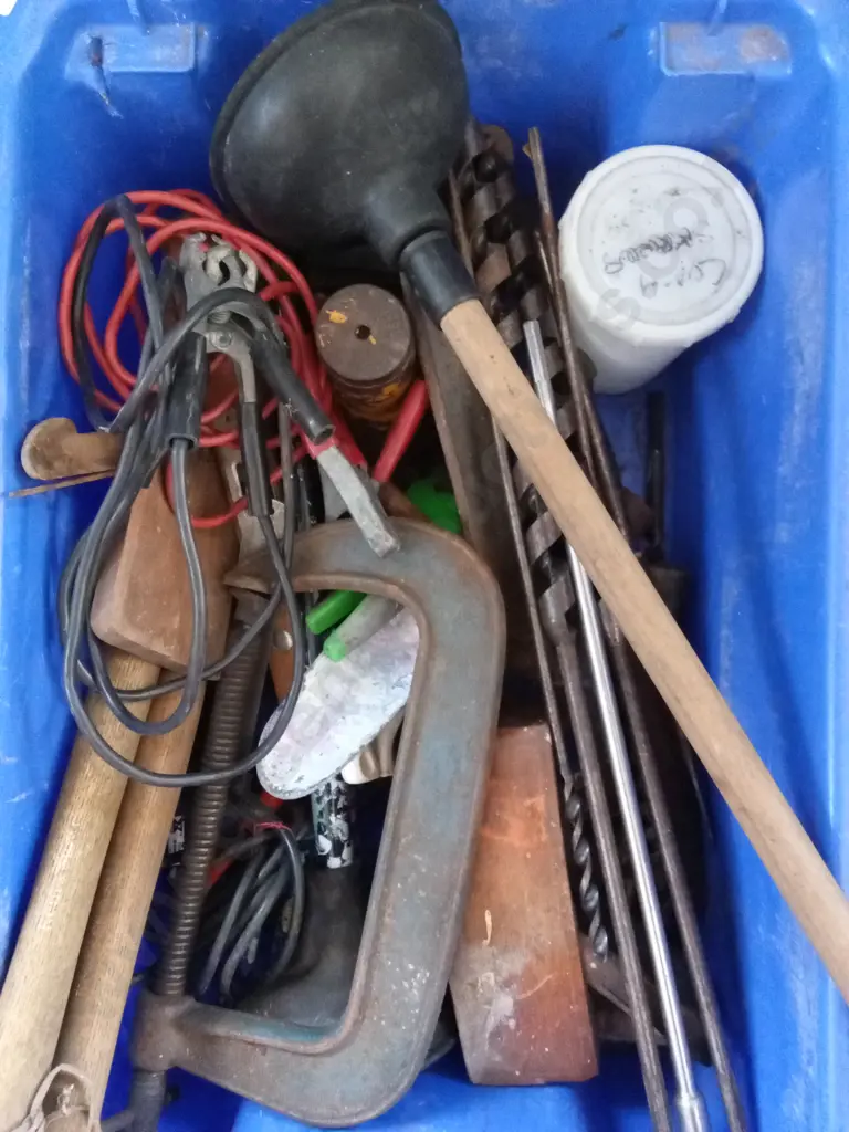 BOX OF ASSORTED TOOLS AND OTHER ITEMS Image 1++