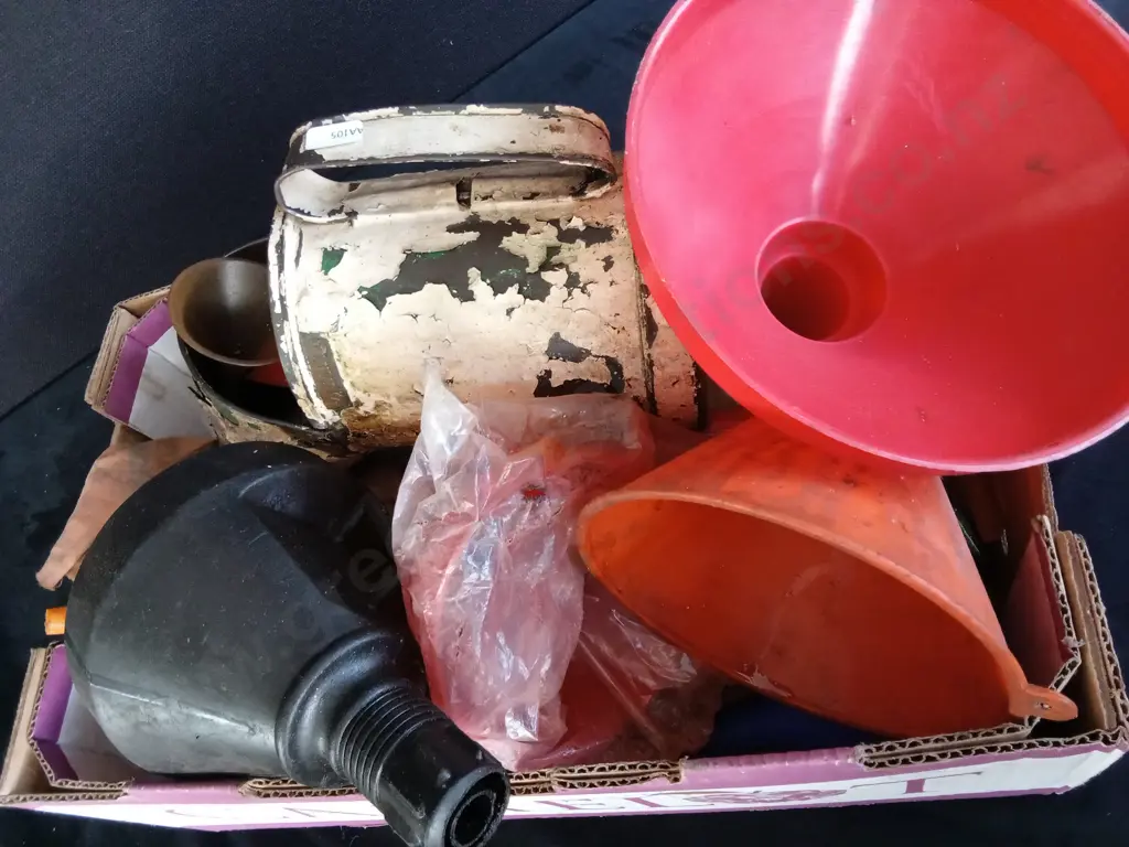 BOX OF FUNNELS Image 1++