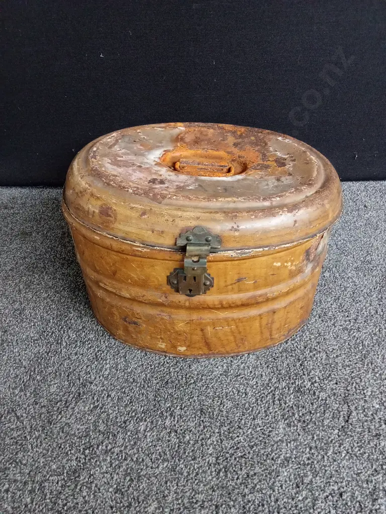 ANTIQUE METAL HAT BOX Image 1++