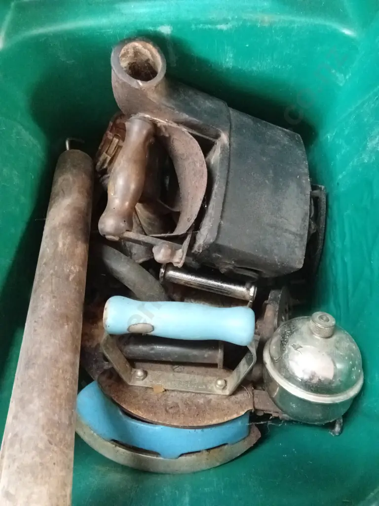 BOX OF CAST IRON ITEMS Image 1++