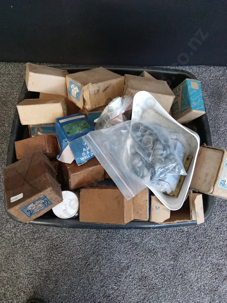BOX OF ASSORTED HARDWARE Image 1++