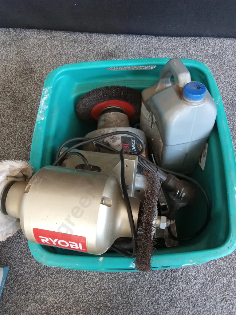 BOX OF ASSORTED TOOLS AND ITEMS Image 1++