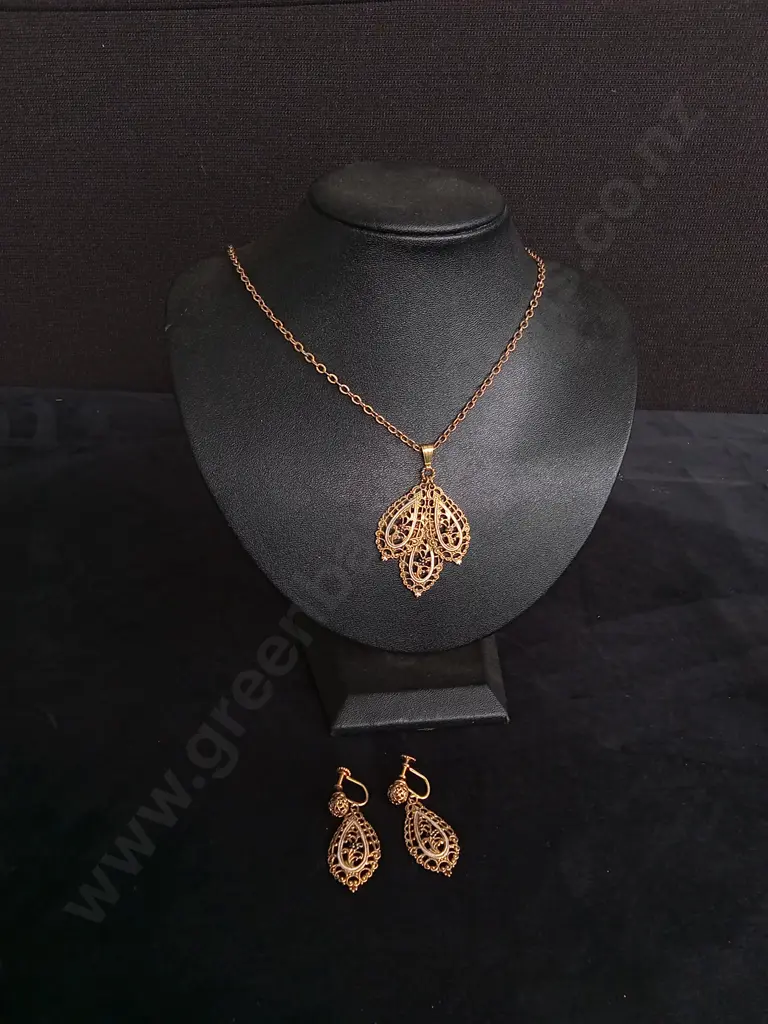 GOLD PLATED NECKLACE AND EARRINGS SET Image 1++