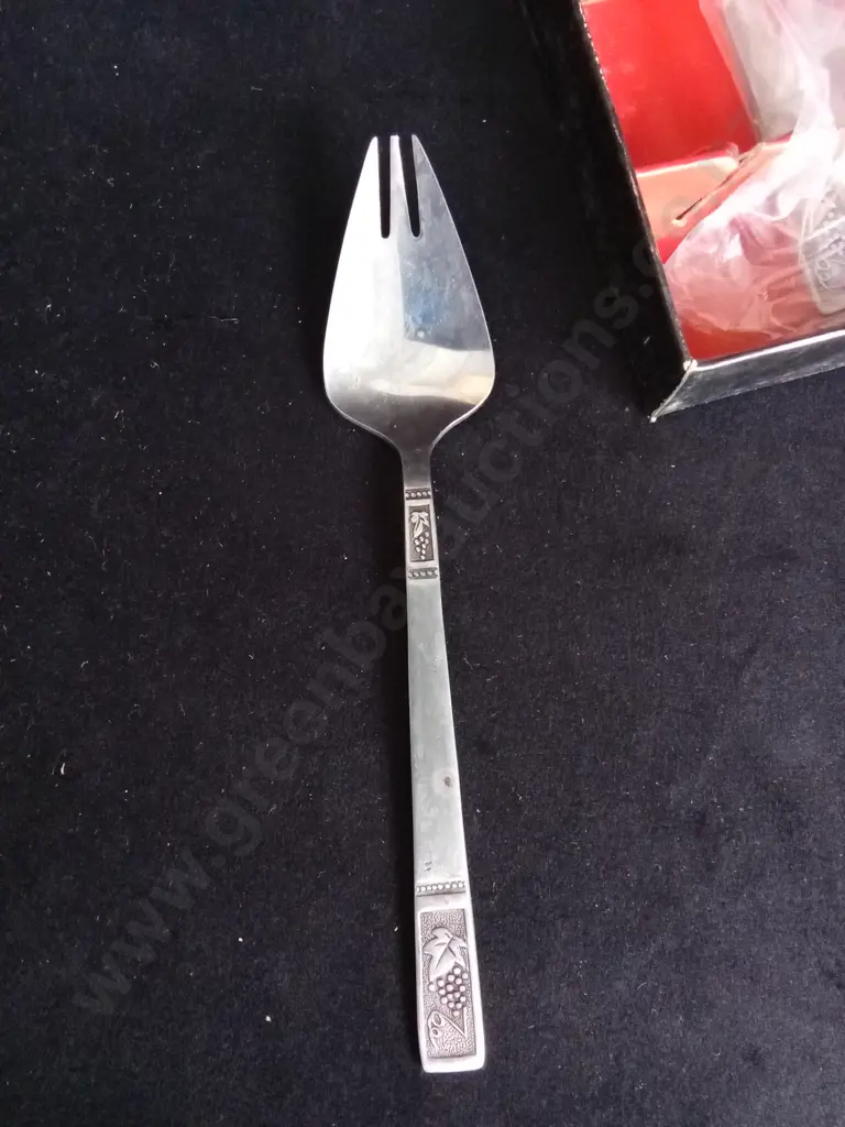 6 PIECE BUFFET SERVER SET AND BABY SPOON AND PUSHER SET Image 1++