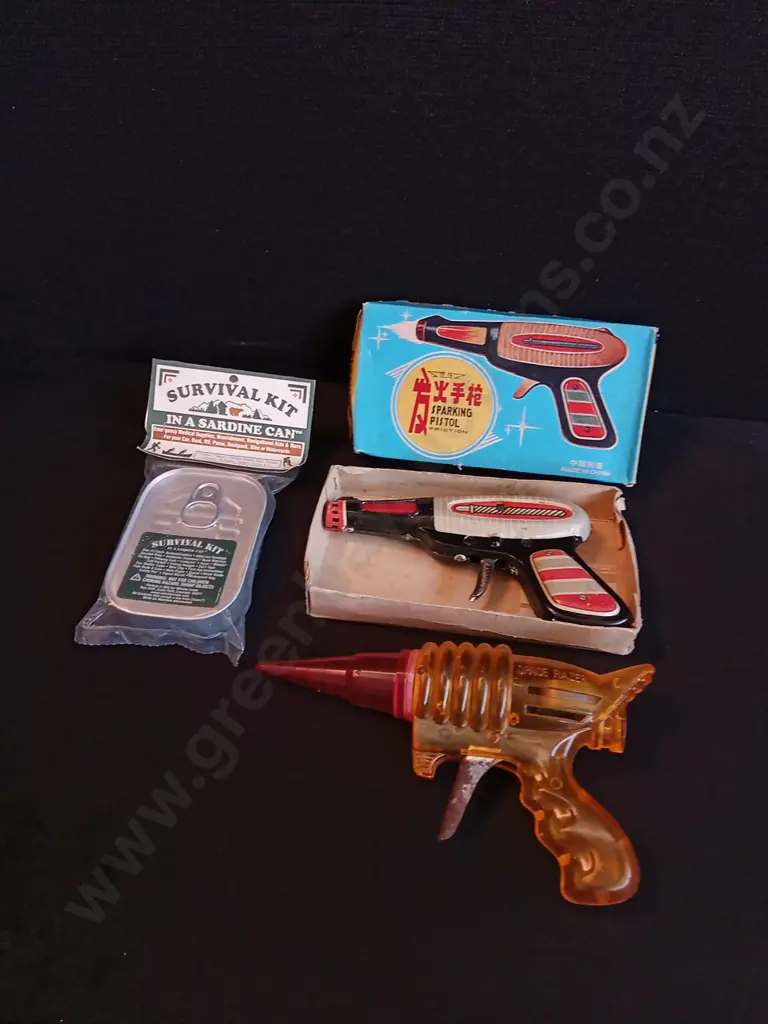 VINTAGE COLLECTABLES LOT, SPARKING PISTOL TOYS AND NOVELTY SURVIVAL KIT Image 1++