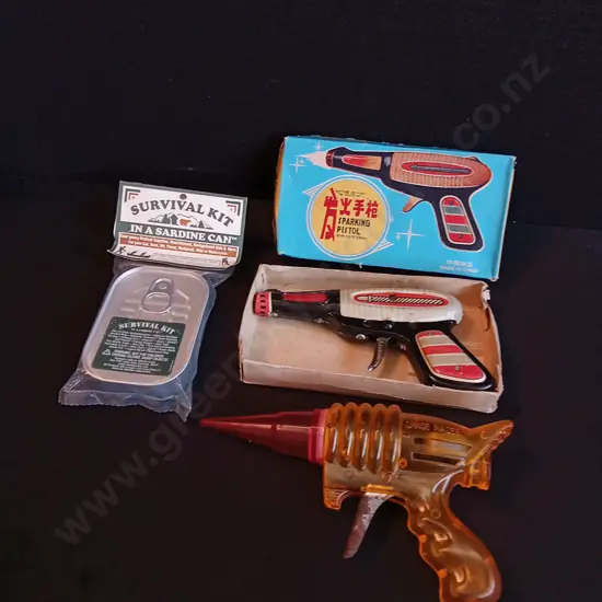 VINTAGE COLLECTABLES LOT, SPARKING PISTOL TOYS AND NOVELTY SURVIVAL KIT