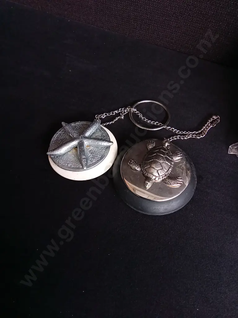 BAG OF GOLD PAINTED SHELLS AND 2 SEA DESIGN BATH PLUGS Image 1++