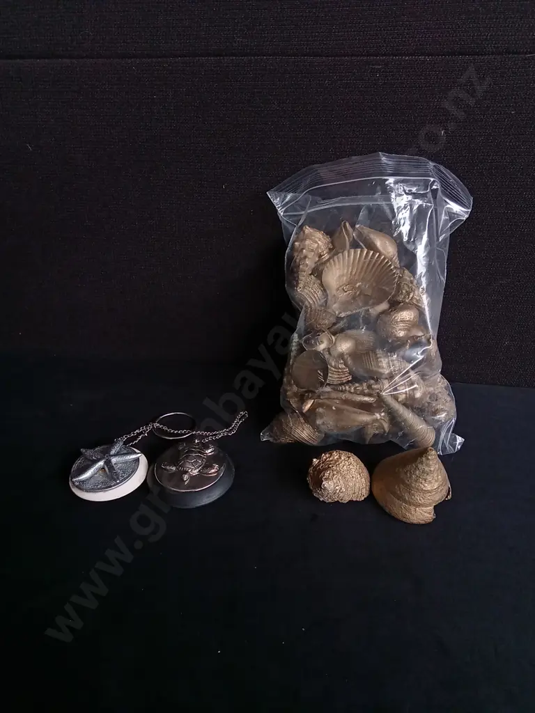 BAG OF GOLD PAINTED SHELLS AND 2 SEA DESIGN BATH PLUGS Image 1++