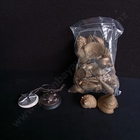 BAG OF GOLD PAINTED SHELLS AND 2 SEA DESIGN BATH PLUGS