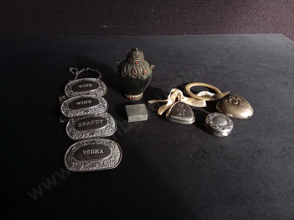 COLLECTION OF ANTIQUE METAL ITEMS Image 1++