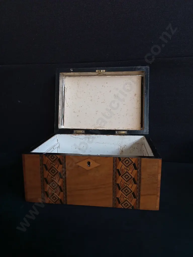 ANTIQUE TUNBRIDGE WARE INLAID WALNUT BOX, W 25.5 CM Image 1++