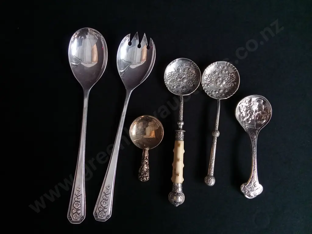 6 VINTAGE AND ANTIQUE SILVERPLATE UTENSILS, INCLUDING SALAD SERVING SET AND REPOUSSÉ BERRY SPOON Image 1++