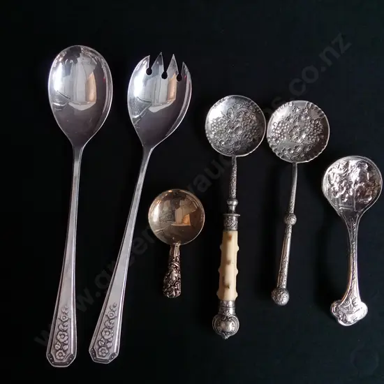 6 VINTAGE AND ANTIQUE SILVERPLATE UTENSILS, INCLUDING SALAD SERVING SET AND REPOUSSÉ BERRY SPOON
