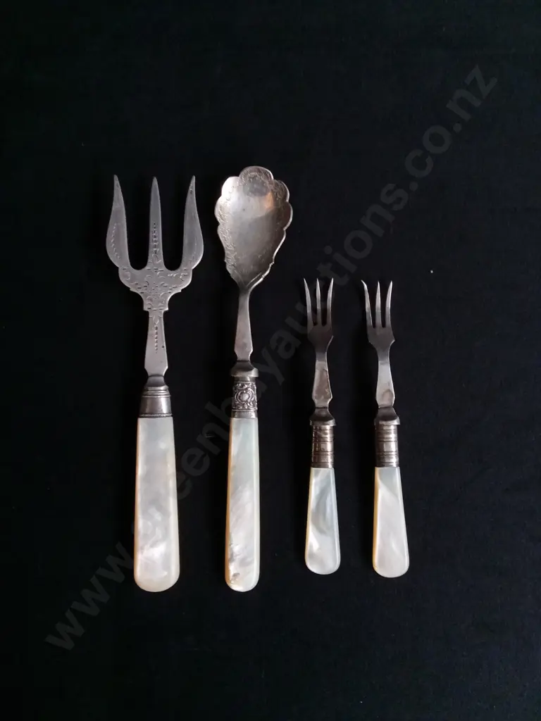 4 PIECES EDWARDIAN MOTHER OF PEARL HANDLES CUTLERY Image 1++