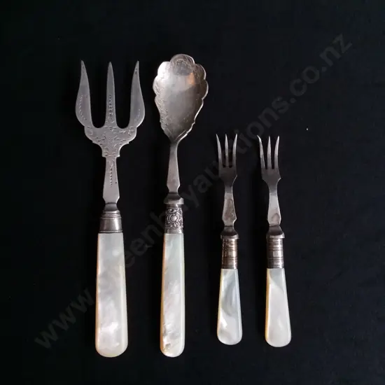 4 PIECES EDWARDIAN MOTHER OF PEARL HANDLES CUTLERY