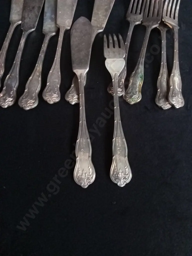 VINTAGE CAVALIER TABLEWARE SILVER PLATED FISH CUTLERY SET Image 1++