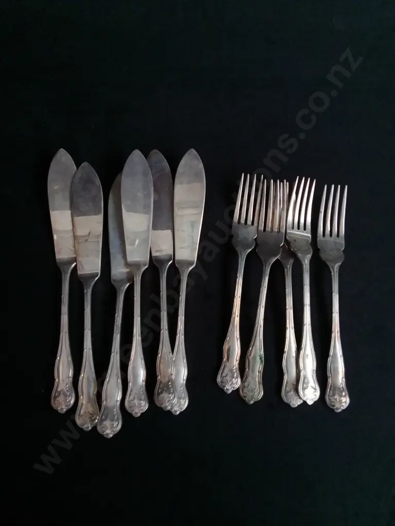 VINTAGE CAVALIER TABLEWARE SILVER PLATED FISH CUTLERY SET Image 1++