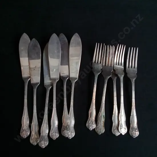 VINTAGE CAVALIER TABLEWARE SILVER PLATED FISH CUTLERY SET