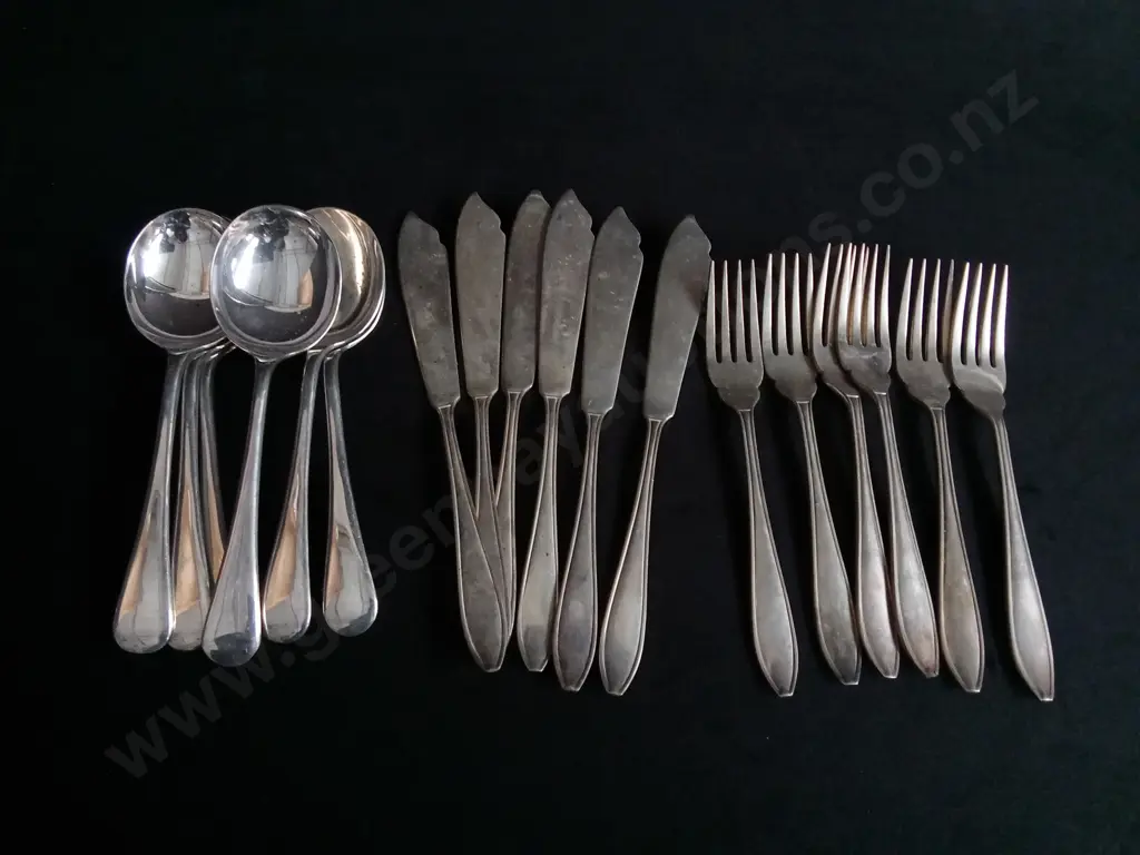 VINTAGE SILVERWARE, GROSVENOR PLATE SPOONS, AND EPNS KNIFE AND FORK SET Image 1++