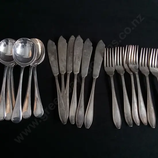 VINTAGE SILVERWARE, GROSVENOR PLATE SPOONS, AND EPNS KNIFE AND FORK SET