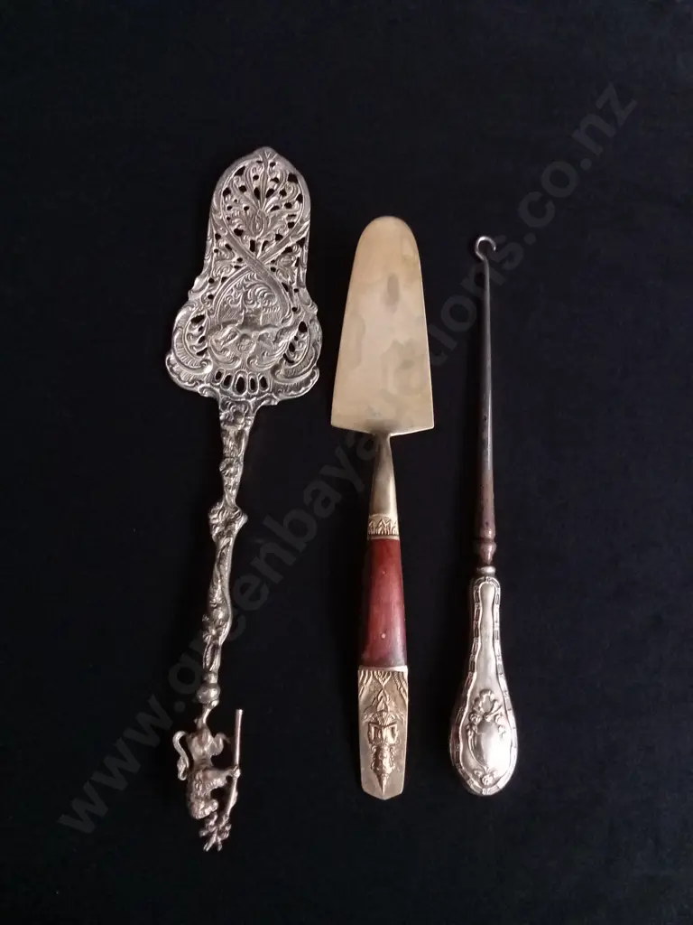 3 VINTAGE AND ANTIQUE PASTRY SERVER, BRASS CAKE SPATULA, AND BUTTON HOOK Image 1++