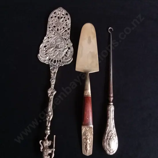 3 VINTAGE AND ANTIQUE PASTRY SERVER, BRASS CAKE SPATULA, AND BUTTON HOOK