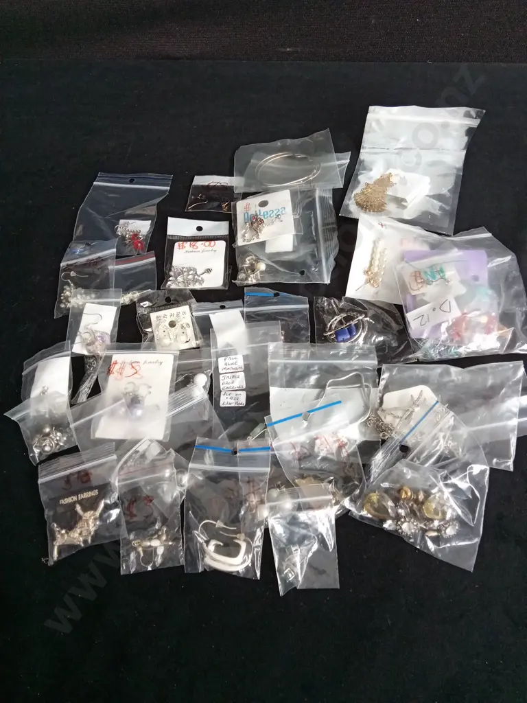 COLLECTION OF EARRINGS Image 1++
