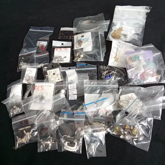 COLLECTION OF EARRINGS