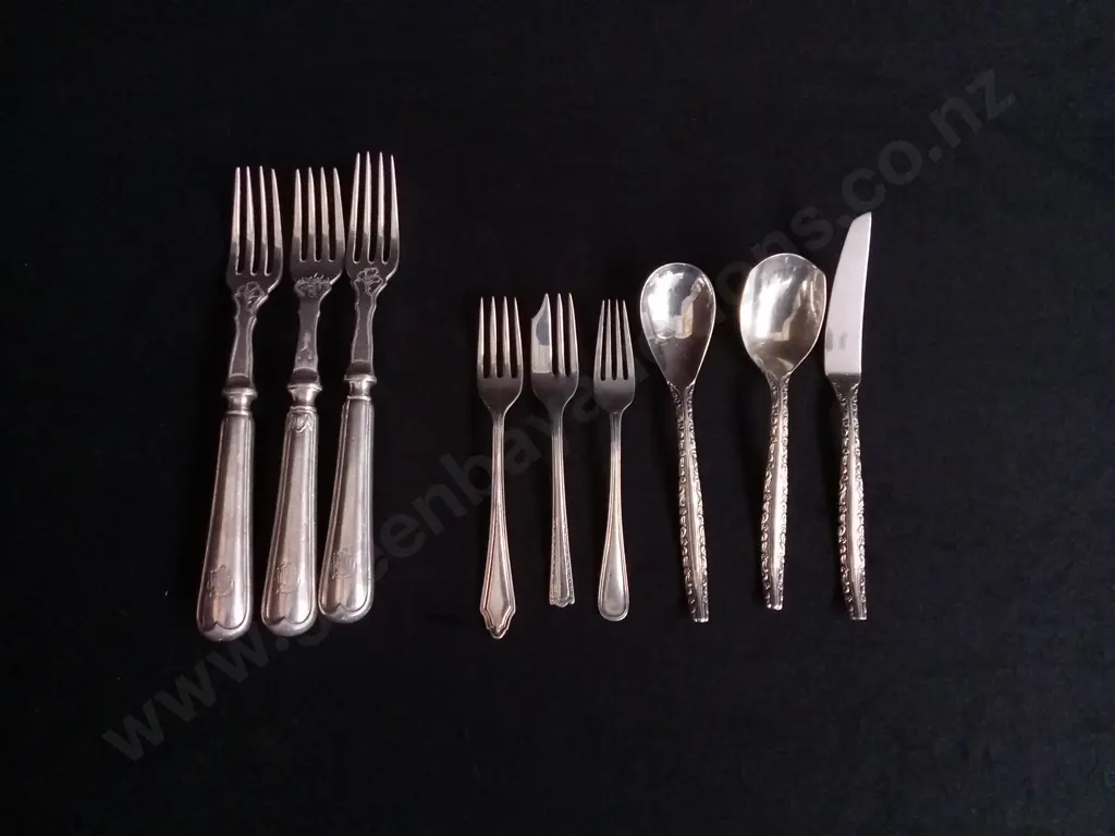 VINTAGE CUTLERY MIX, INCLUDING ONEIDA COMMUNITY FISH FORKS Image 1++