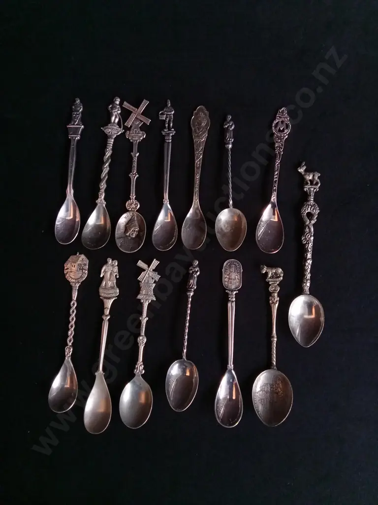 COLLECTION OF VINTAGE SOUVENIR SPOONS Image 1++